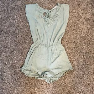 Short-sleeve mint green romper